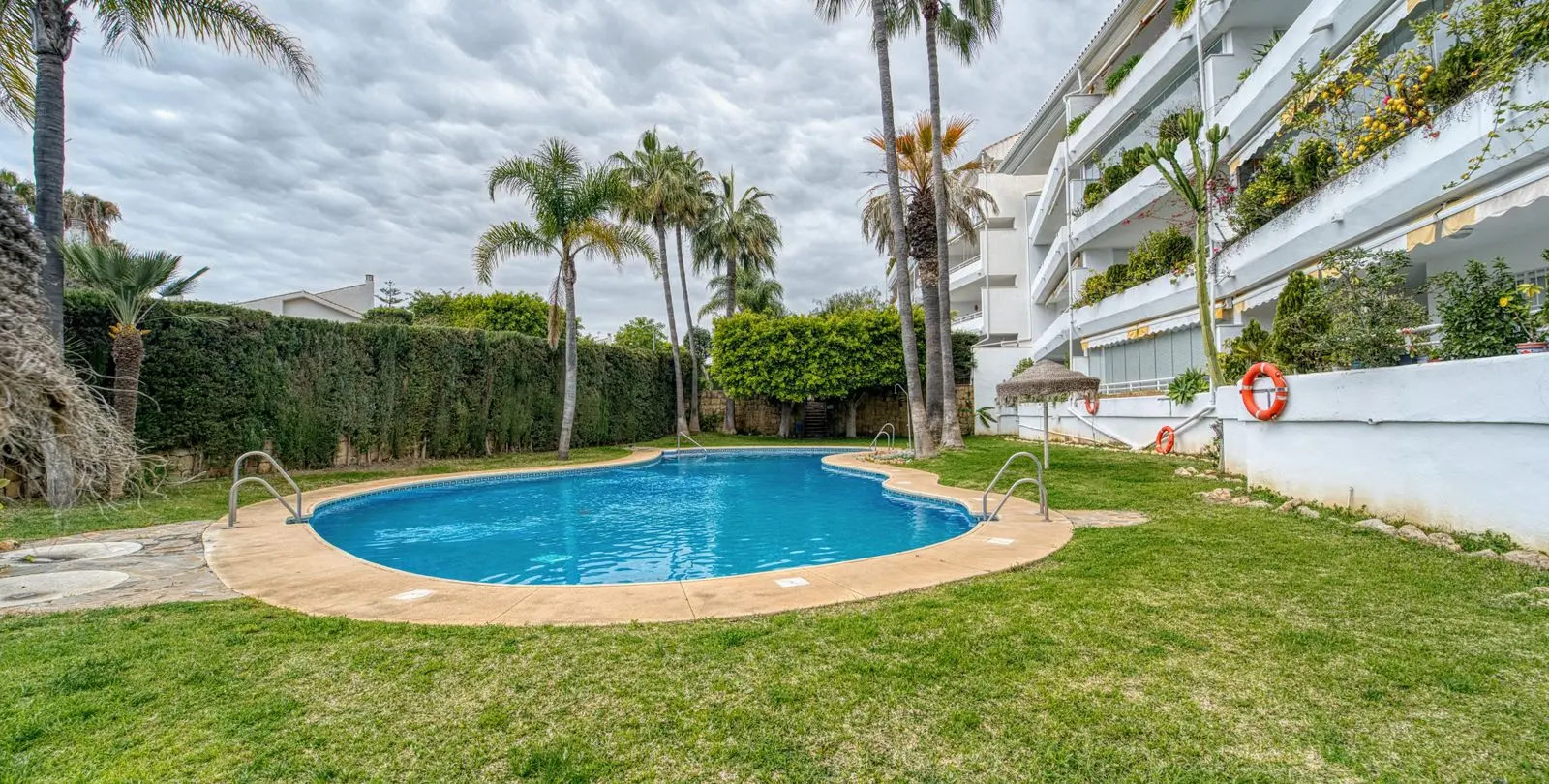 Sale of penthouse duplex in Guadalmina Baja 1