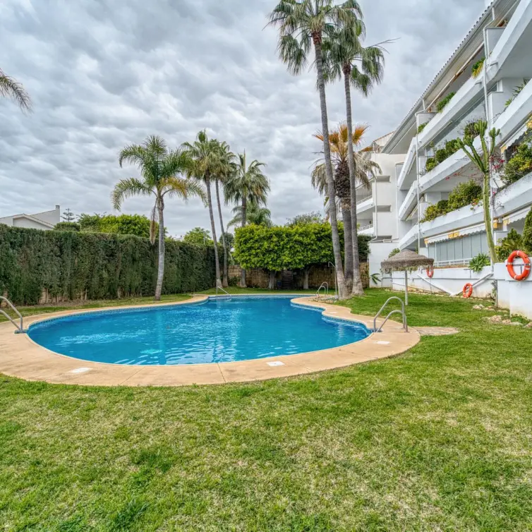 Venta de ático dúplex en Guadalmina Baja