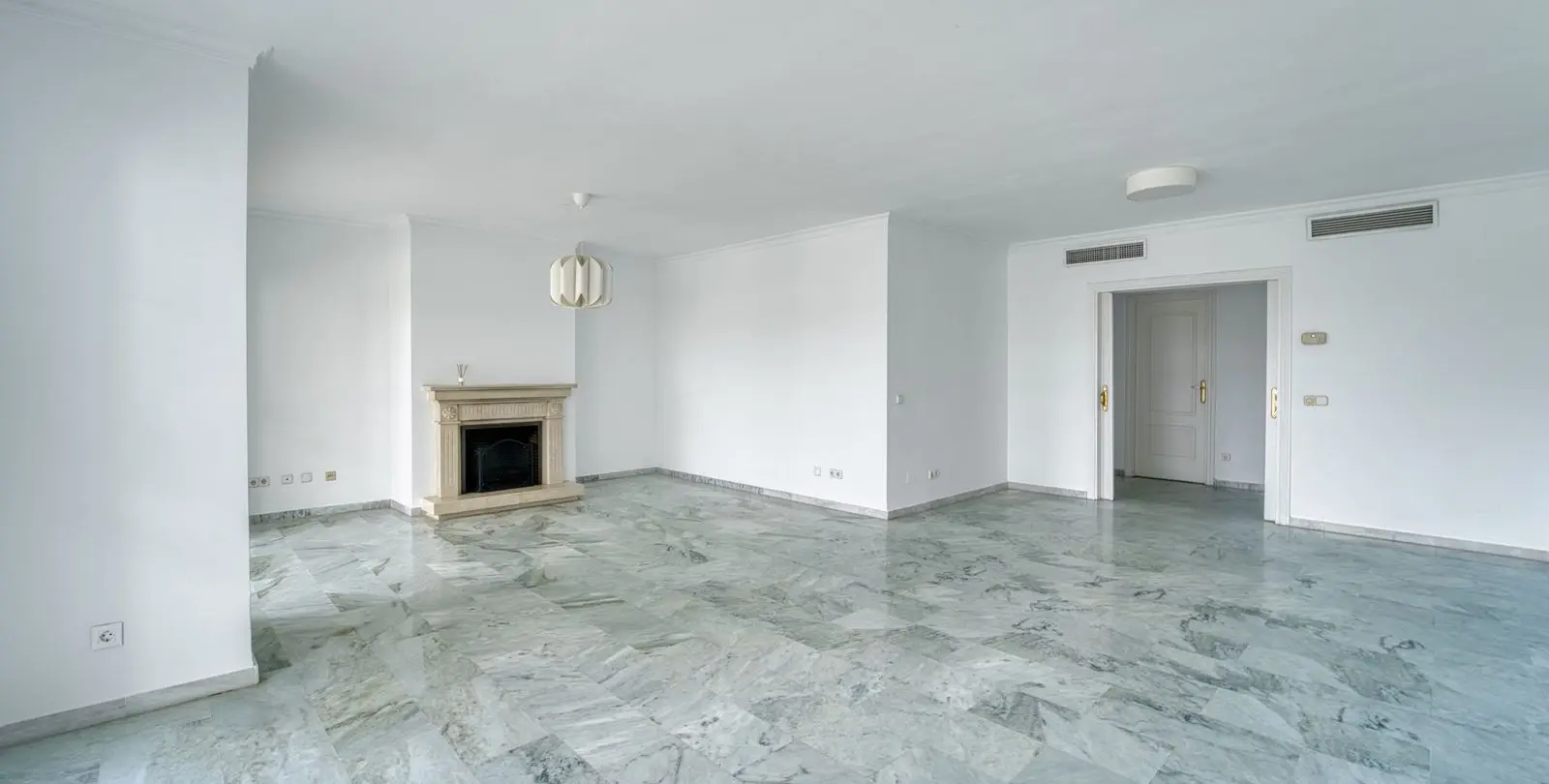 Sale of penthouse duplex in Guadalmina Baja 17