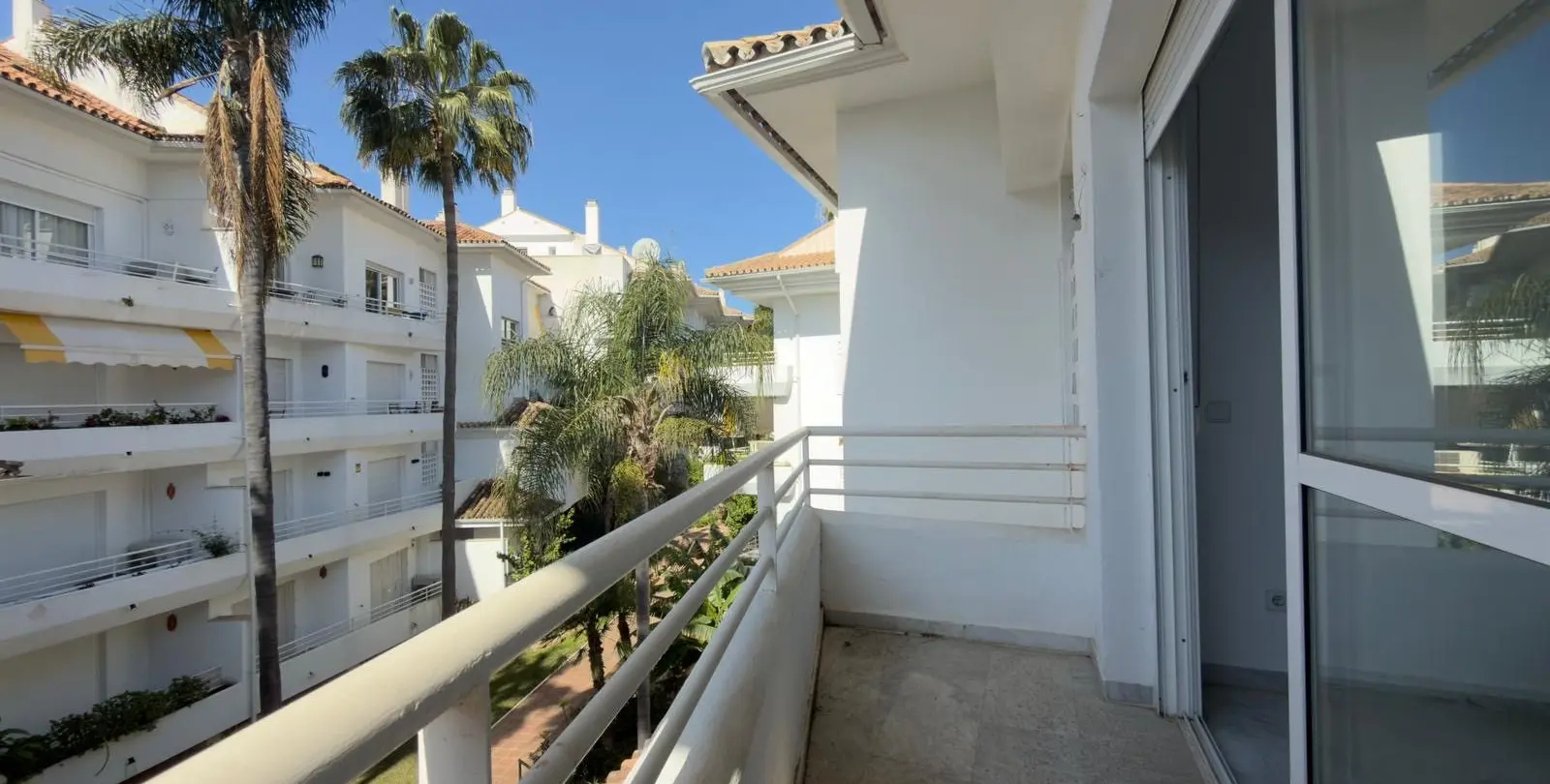 Sale of penthouse duplex in Guadalmina Baja 18