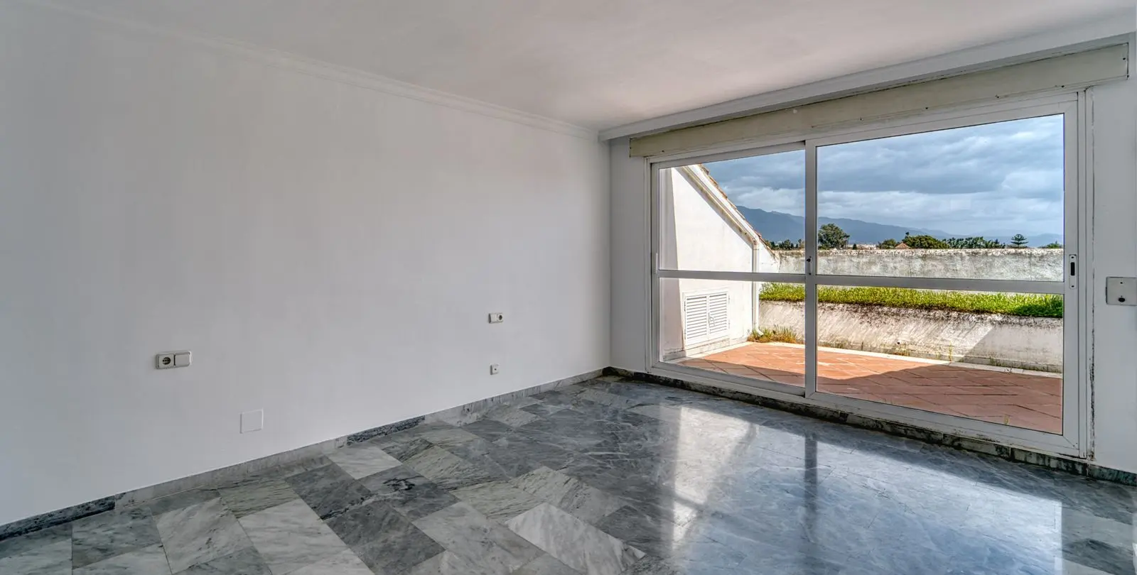 Sale of penthouse duplex in Guadalmina Baja 24