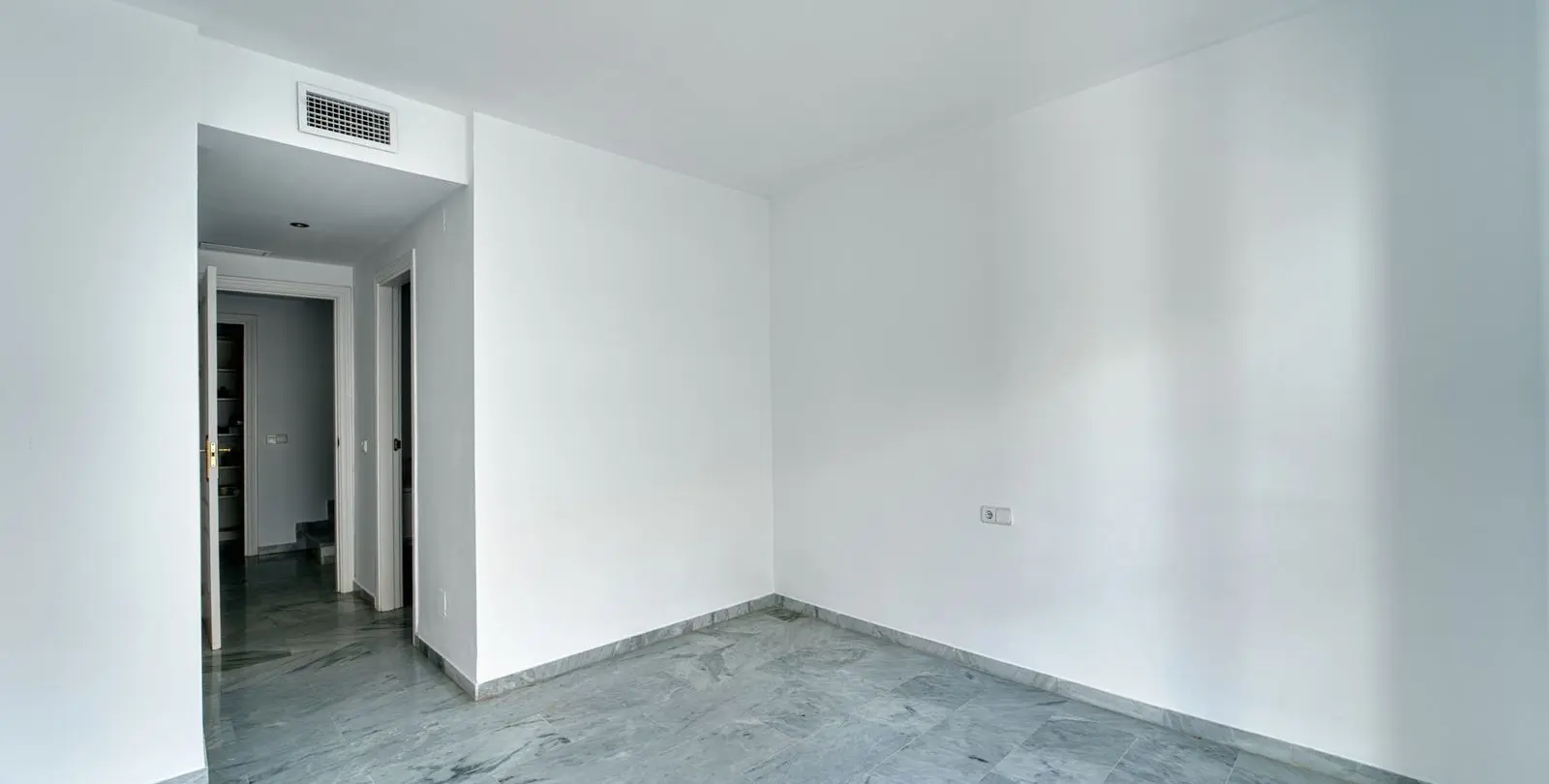 Sale of penthouse duplex in Guadalmina Baja 37