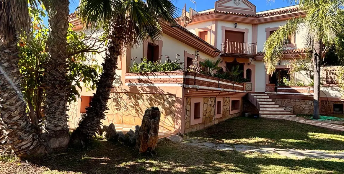 Venta de villa independiente en Estepona 1