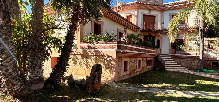 Venta de villa independiente en Estepona 0