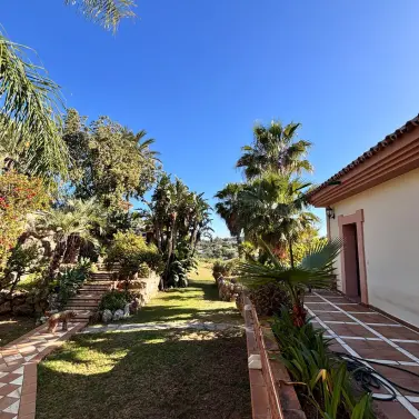 Venta de villa independiente en Estepona