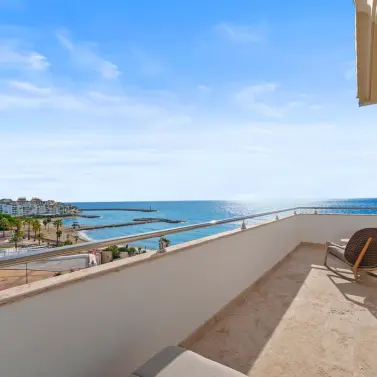 Venta de apartamento en planta media en Puerto Banús