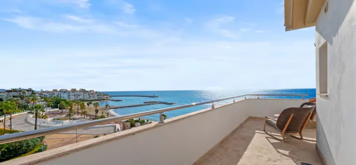 Venta de apartamento en planta media en Puerto Banús 0