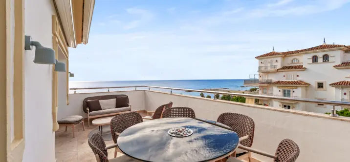 Venta de apartamento en planta media en Puerto Banús 1