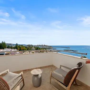 Venta de apartamento en planta media en Puerto Banús