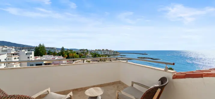 Venta de apartamento en planta media en Puerto Banús 2