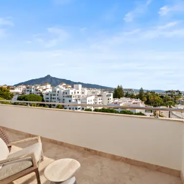 Venta de apartamento en planta media en Puerto Banús