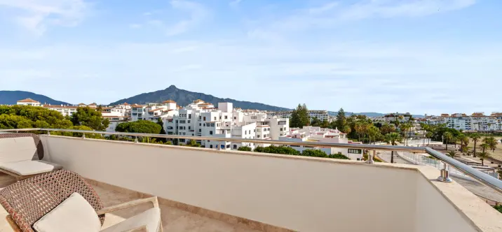 Venta de apartamento en planta media en Puerto Banús 3