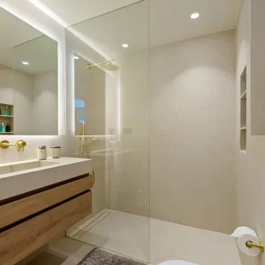 Venta de apartamento en planta media en Puerto Banús