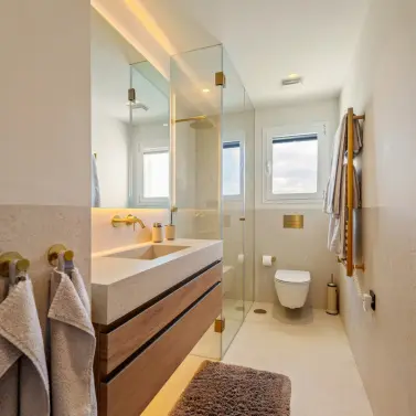 Venta de apartamento en planta media en Puerto Banús