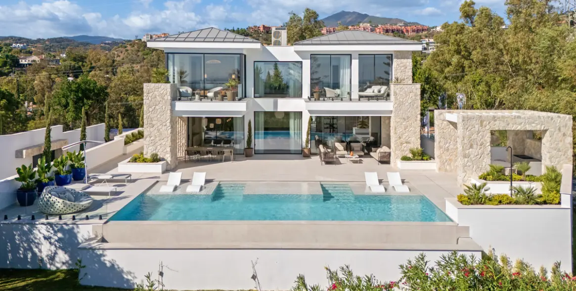 Sale of detached villa in La Quinta 2