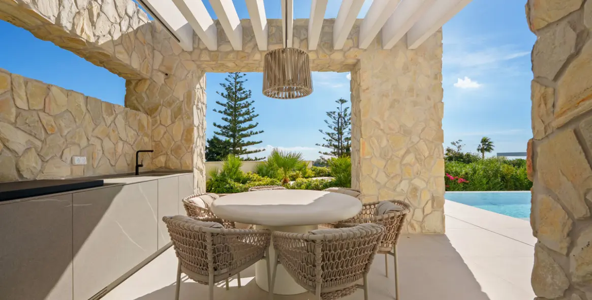 Sale of detached villa in La Quinta 5