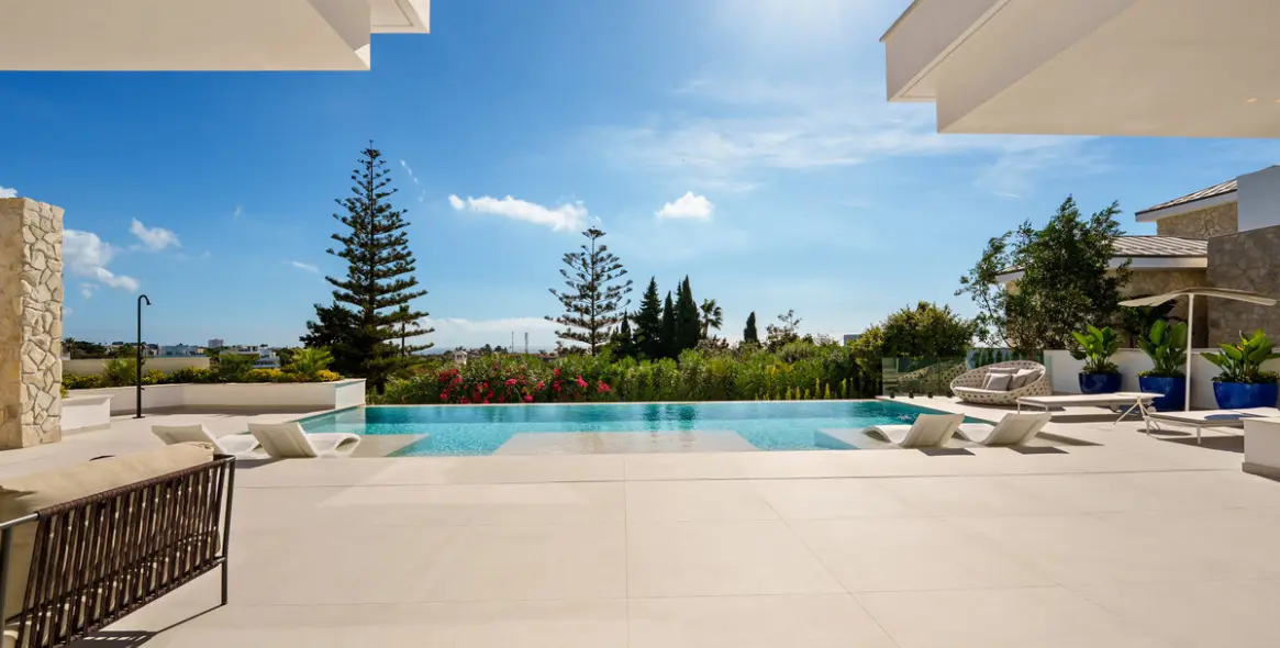 Sale of detached villa in La Quinta 10