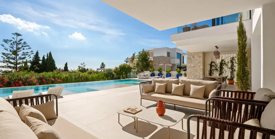 Sale of detached villa in La Quinta 13