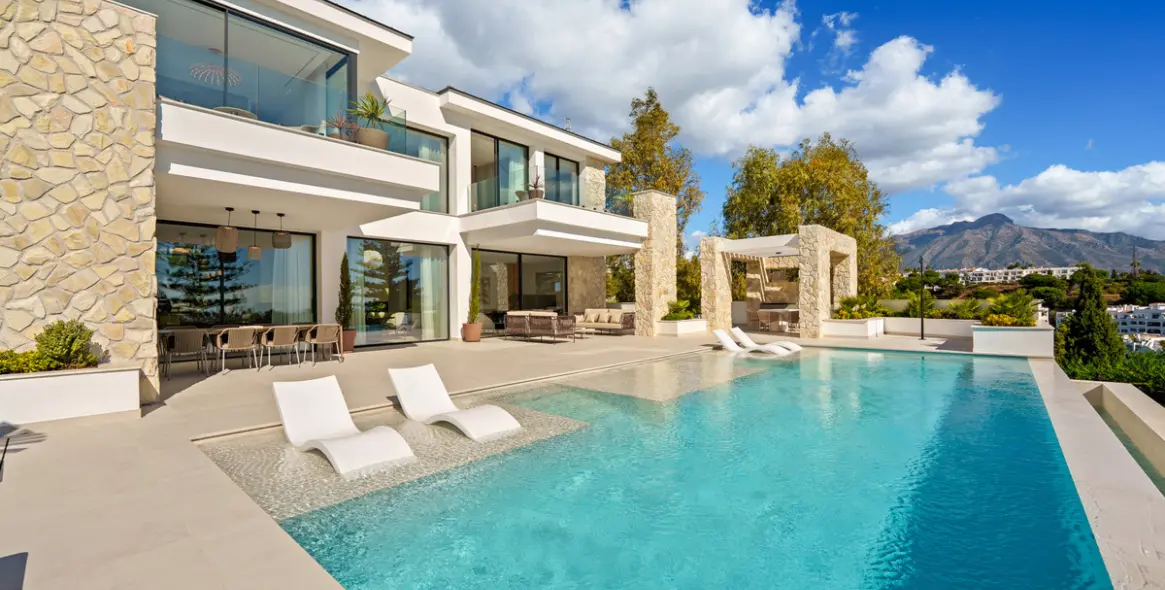 Sale of detached villa in La Quinta 16