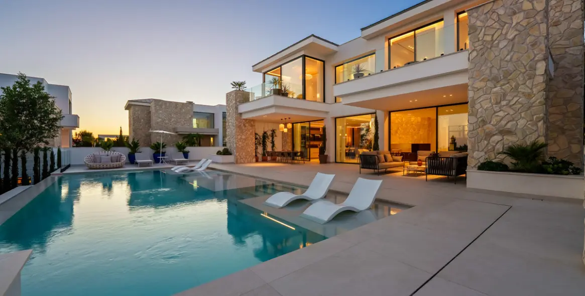 Sale of detached villa in La Quinta 24