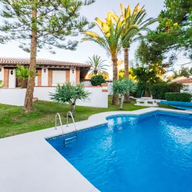 Short-term rent of detached villa in Elviria
