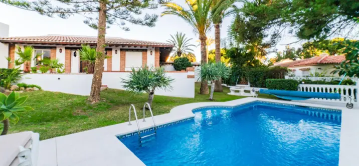 Short-term rent of detached villa in Elviria 0
