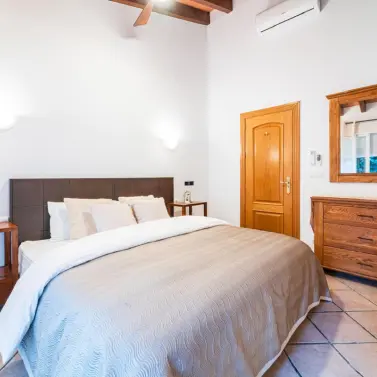 Short-term rent of detached villa in Elviria