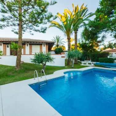 Short-term rent of detached villa in Elviria