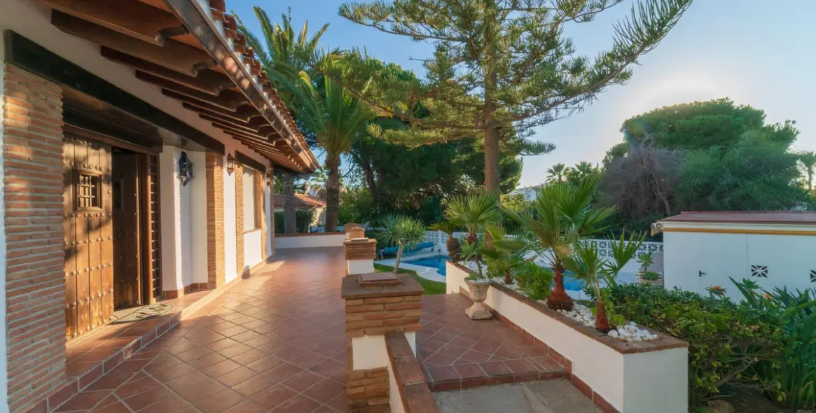 Alquiler a corto plazo de villa independiente en Elviria 9