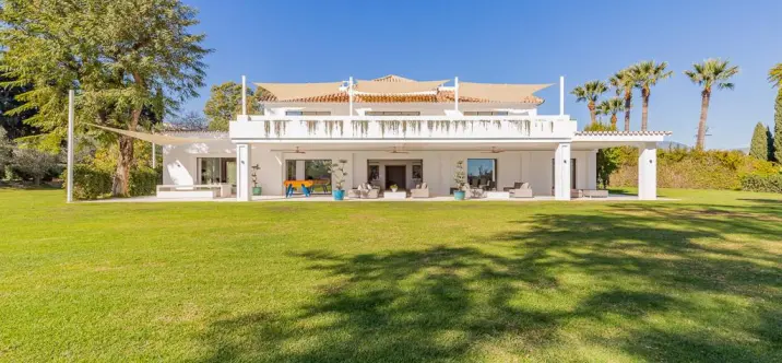 Short-term rent of detached villa in Estepona 0