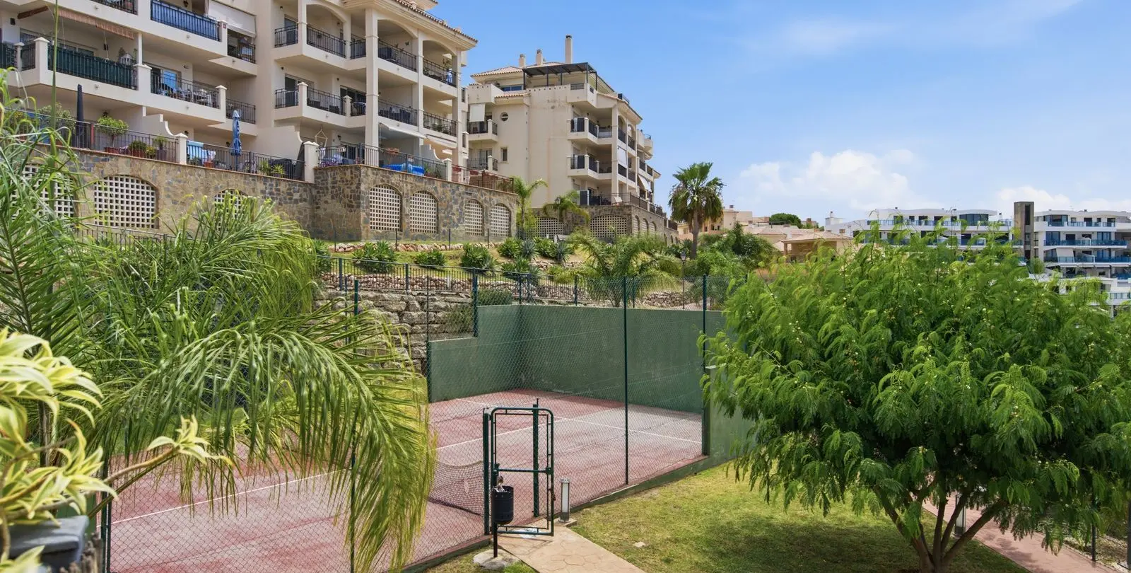 Продажа апартаментов на первом этаже в Mijas Costa 18