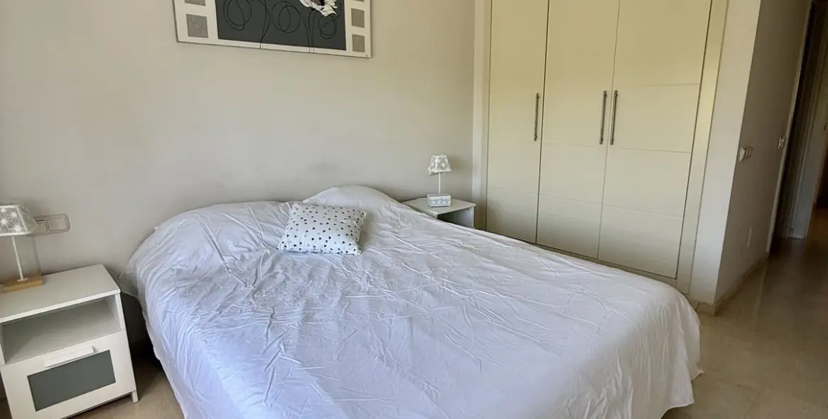 Sale of middle floor apartment in Estepona 12