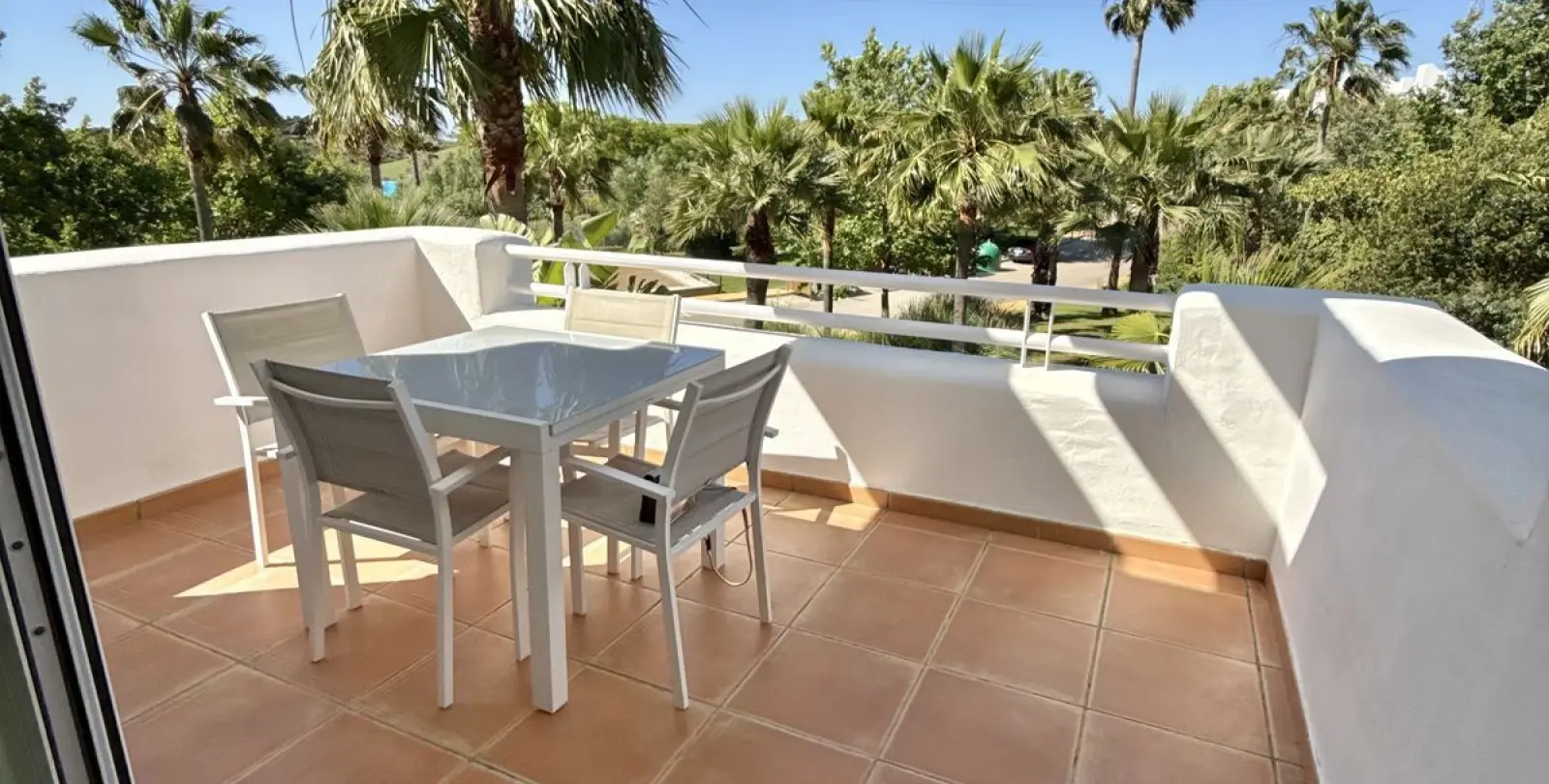 Venta de apartamento en planta media en Estepona 2