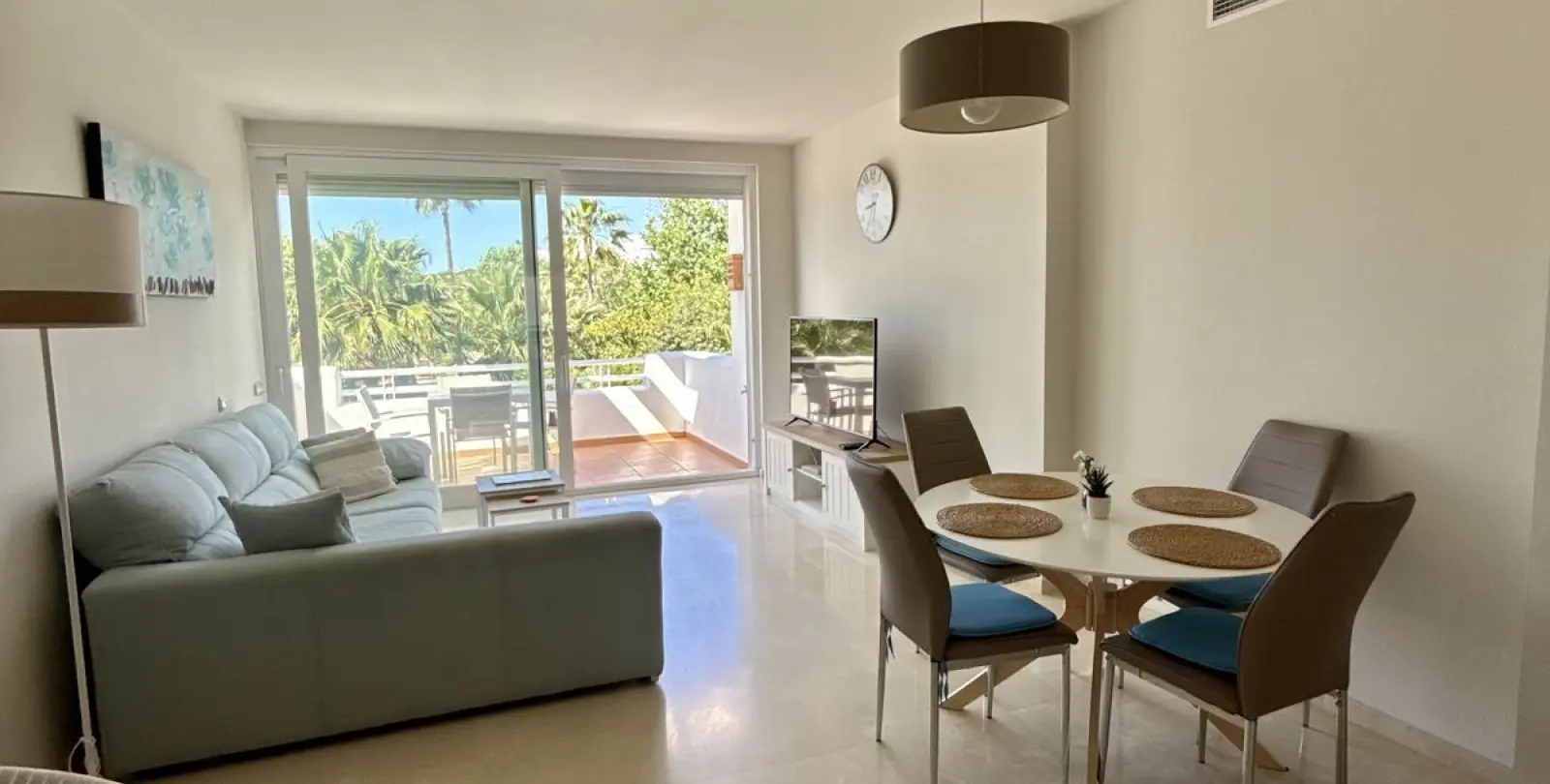 Venta de apartamento en planta media en Estepona 4