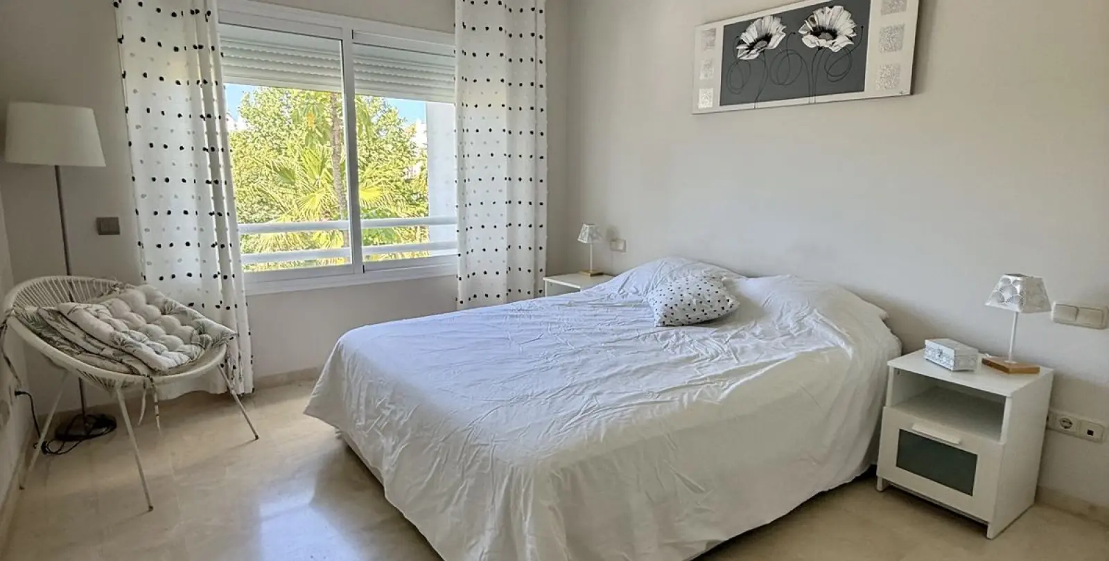 Venta de apartamento en planta media en Estepona 10
