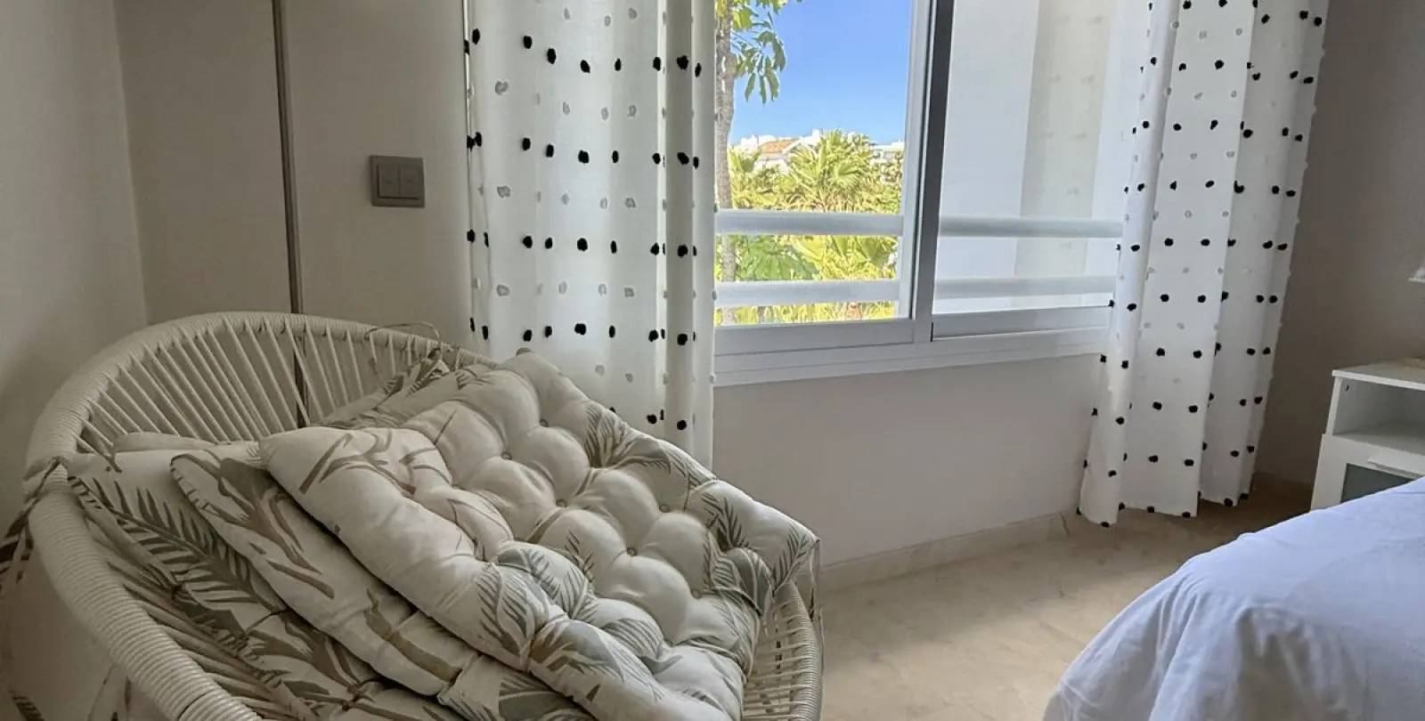 Venta de apartamento en planta media en Estepona 11