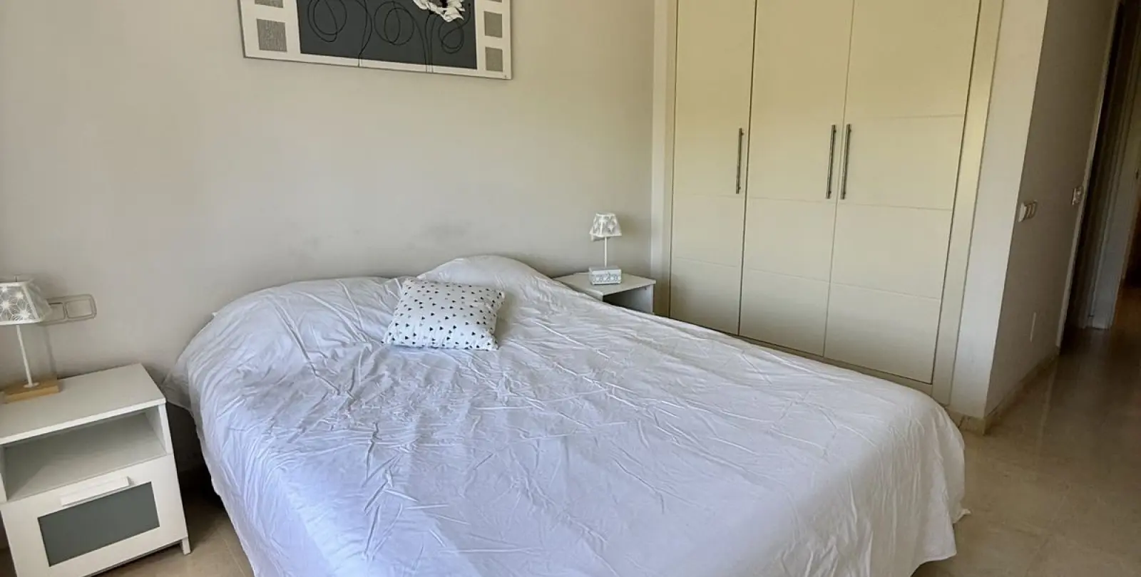Venta de apartamento en planta media en Estepona 12