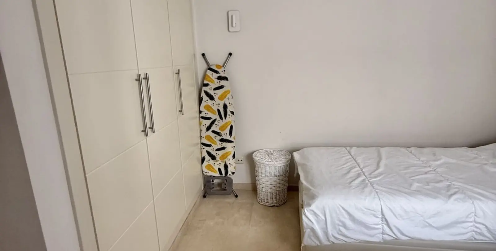 Venta de apartamento en planta media en Estepona 15
