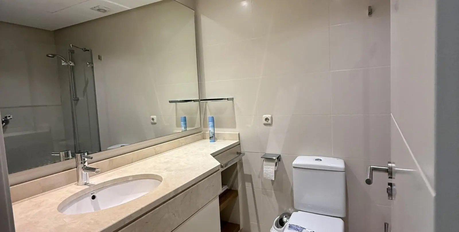Venta de apartamento en planta media en Estepona 16