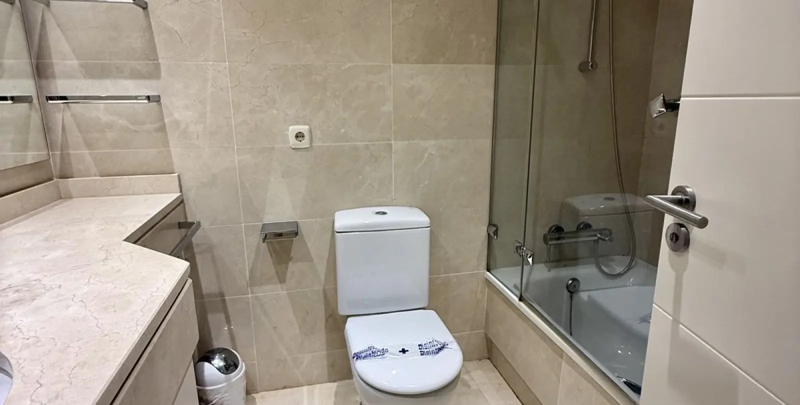 Venta de apartamento en planta media en Estepona 17