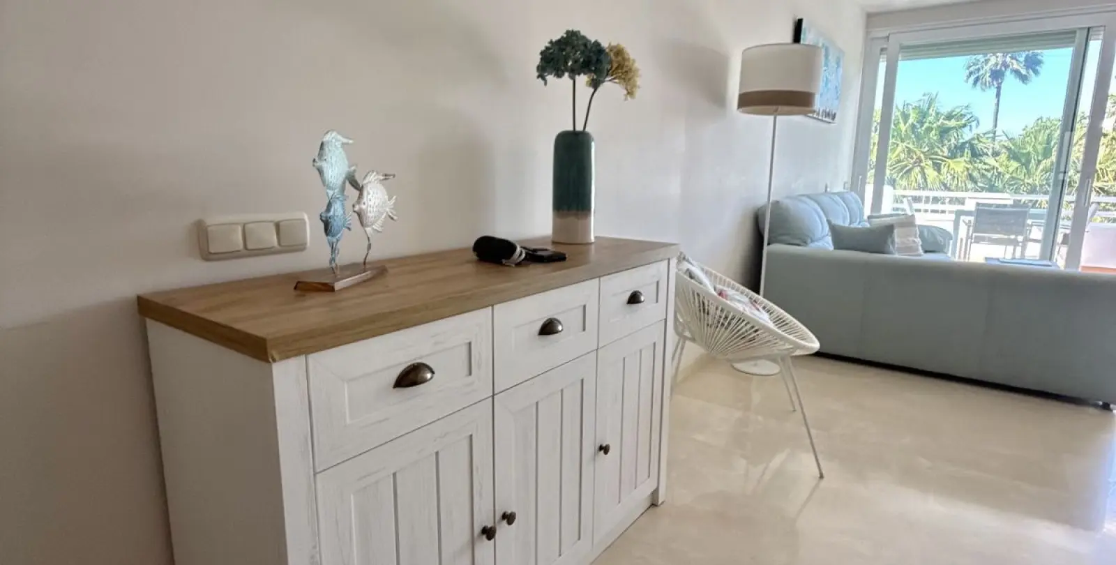 Venta de apartamento en planta media en Estepona 18