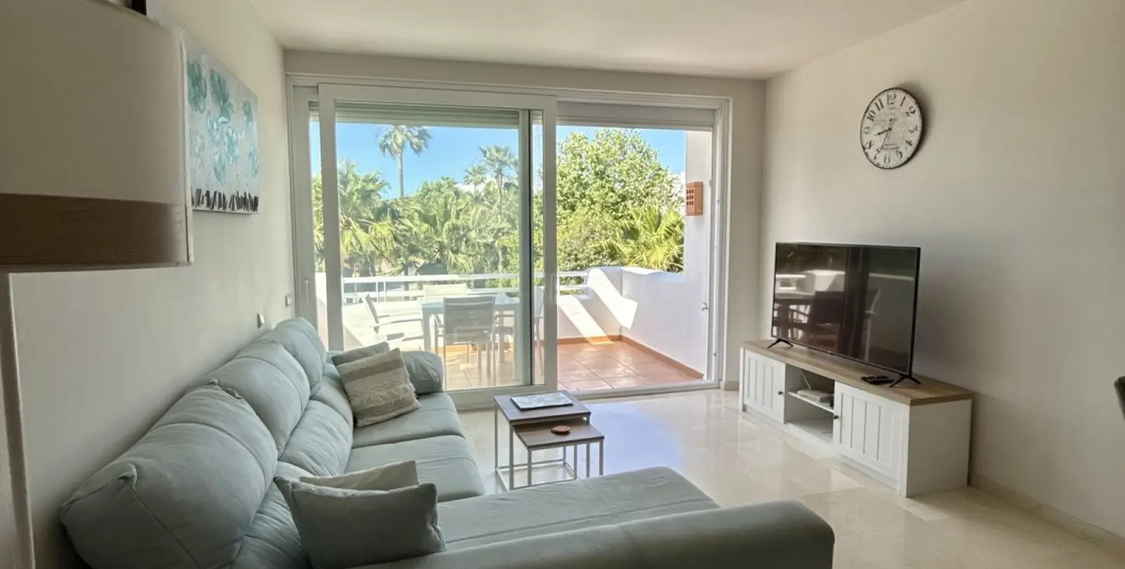 Venta de apartamento en planta media en Estepona 19
