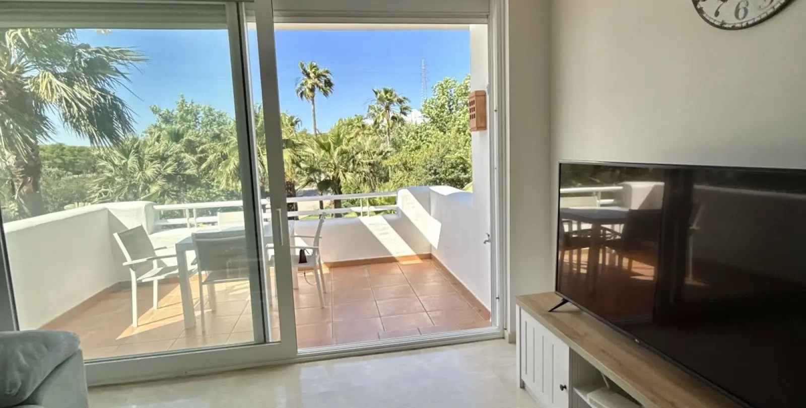 Venta de apartamento en planta media en Estepona 20