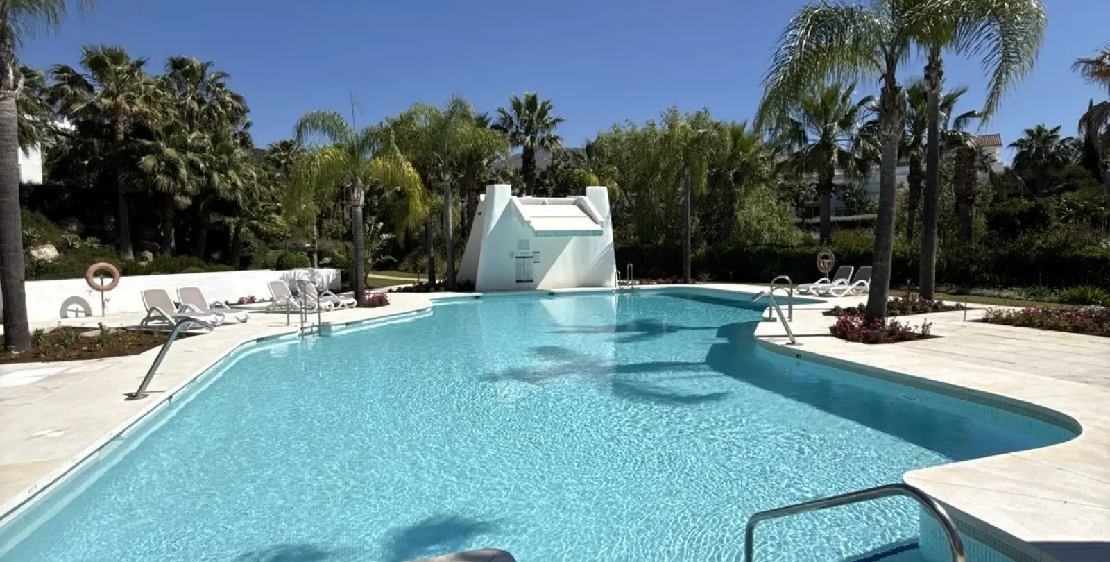 Venta de apartamento en planta media en Estepona 34