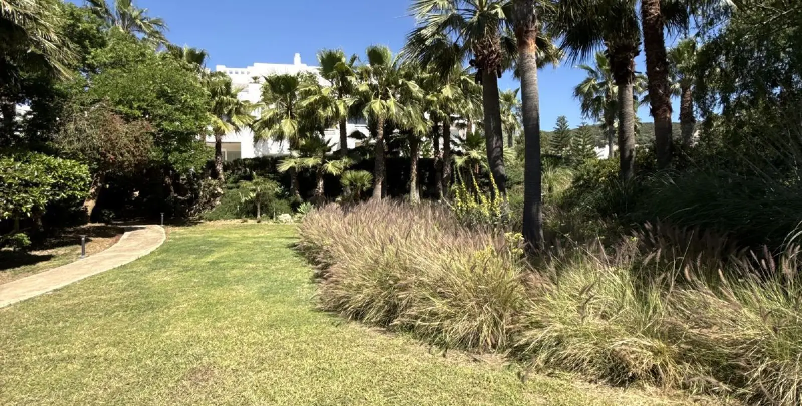 Venta de apartamento en planta media en Estepona 36
