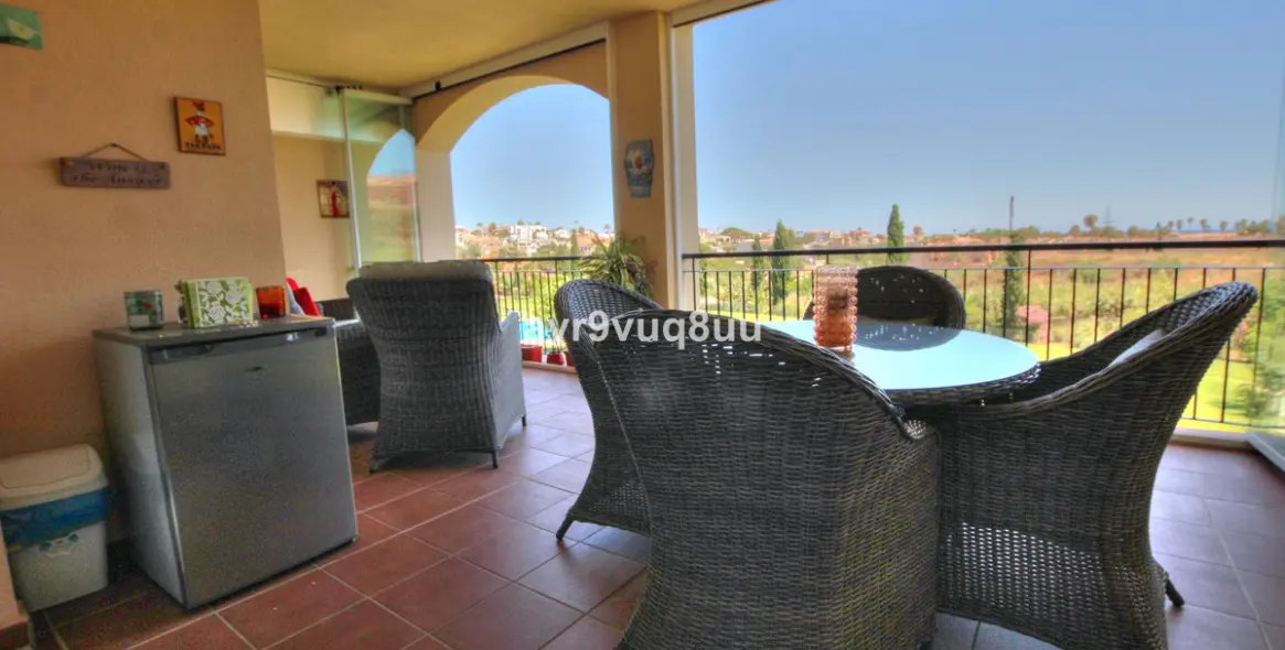Sale of middle floor apartment in El Faro 6