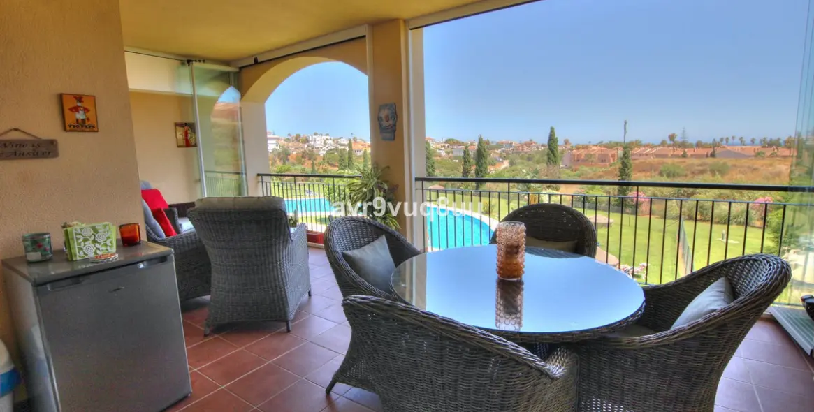 Sale of middle floor apartment in El Faro 7