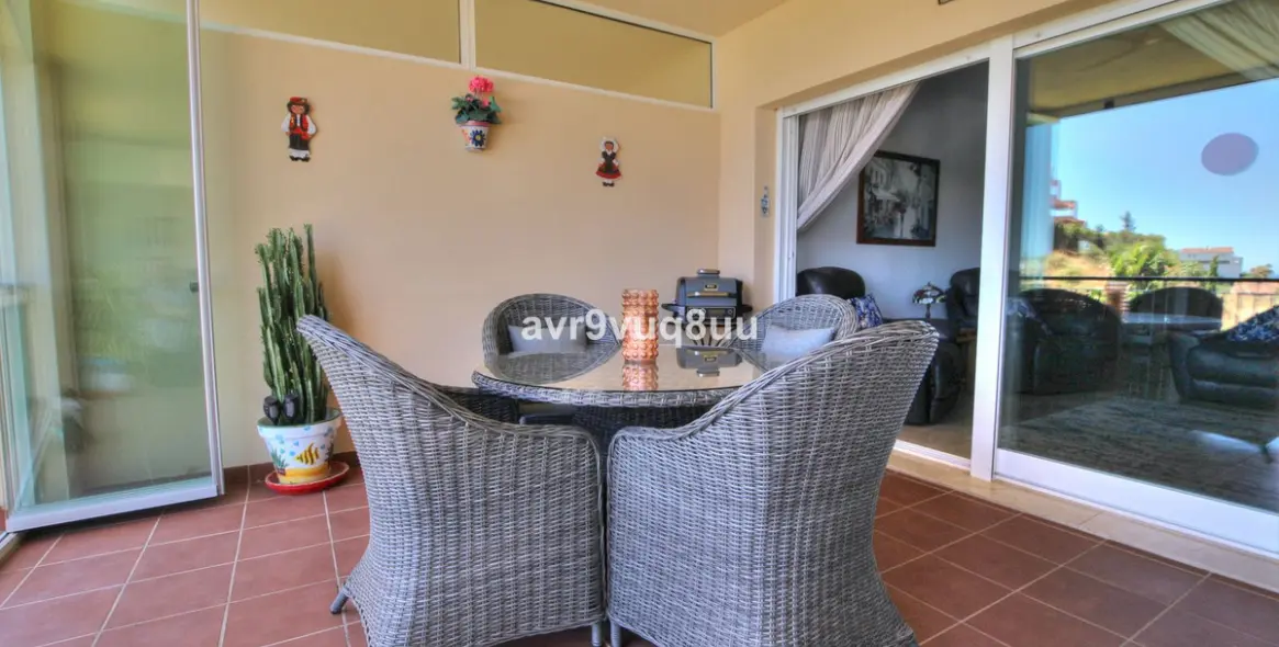 Sale of middle floor apartment in El Faro 9