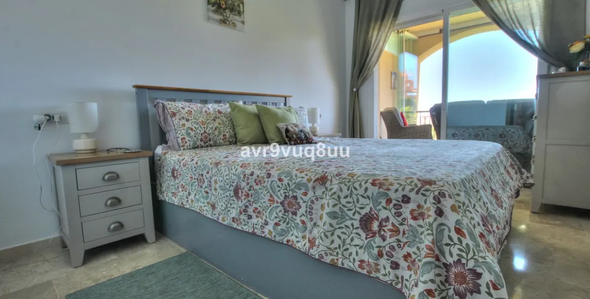 Sale of middle floor apartment in El Faro 13