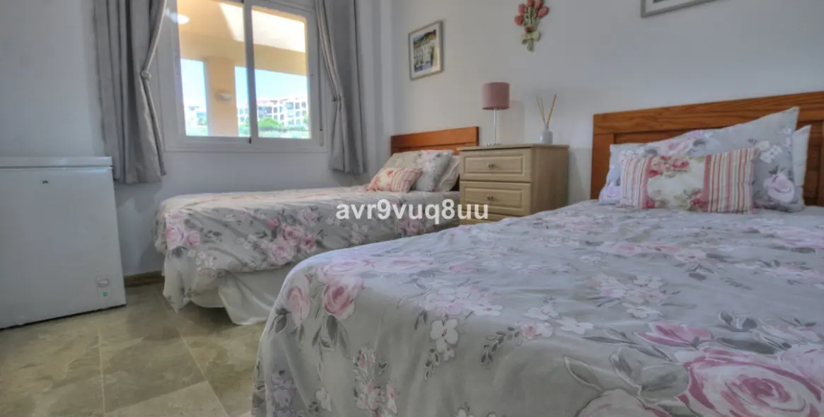 Sale of middle floor apartment in El Faro 16